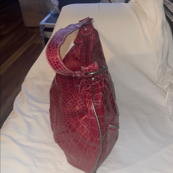 GLO Red Crocodile-Embossed Shoulder Bag - Picture 13 of 13